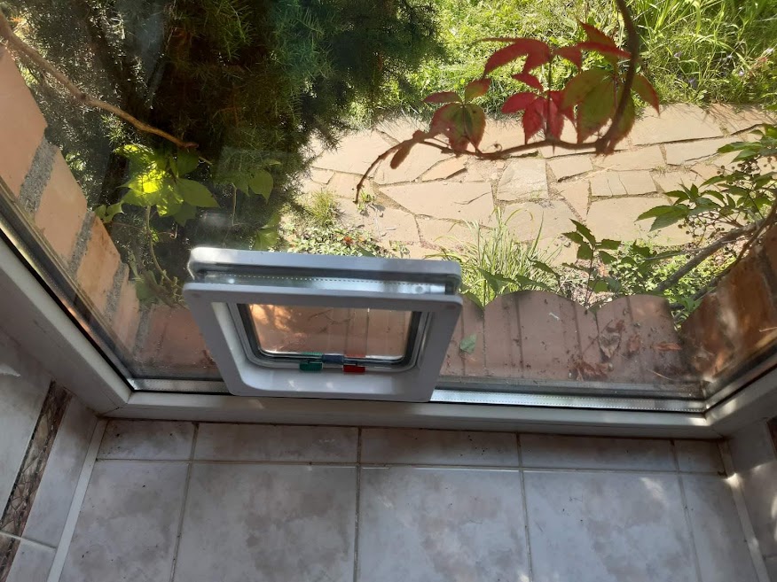 Лаз для кота в окне