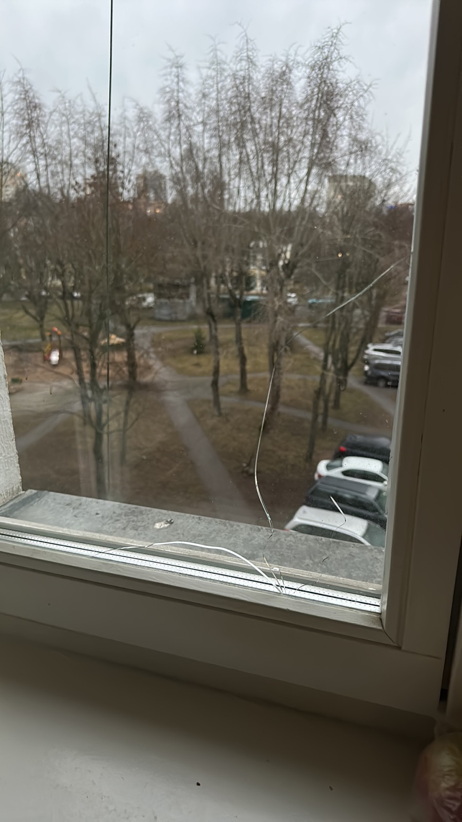 Повреждённое деревянное окно